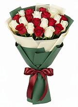 Букет Микс из красных и белых роз в Красносельское