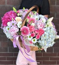 Композиция солнечный день в Красносельское Цветочная композиция из Розы, Хризантемы, Пионы и Лизиантусы в корзине в Красносельское