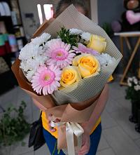 Букет цветов из:  Герберы, Розы и Хризантемы в Красносельское