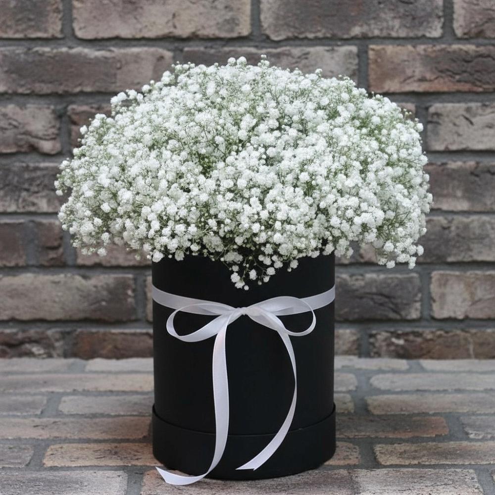 Цветочная композиция из Гипсофила в шляпной коробке в Красносельское