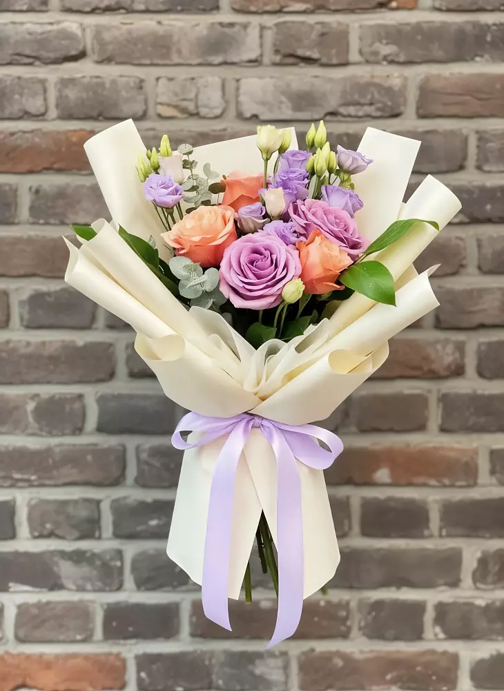 Букет цветов из: Лизиантусы и Розы в Красносельское