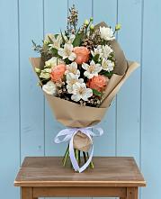 Букет цветов из:  Альстромерии, Лизиантусы, Розы и Хризантемы в Красносельское