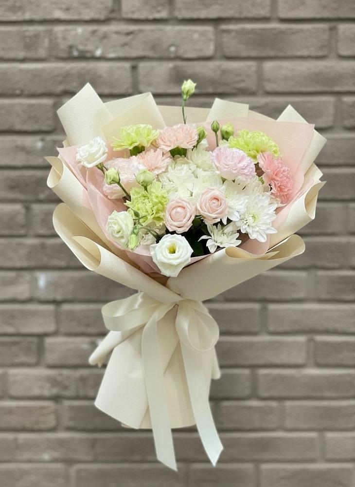 Букет цветов из: Гвоздики, Розы, Лизиантусы и Хризантемы в Красносельское