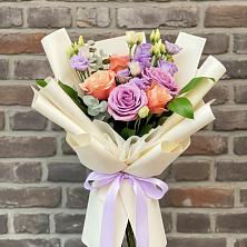 Букет цветов из:  Лизиантусы и Розы в Красносельское