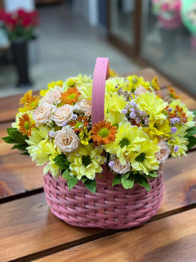 Цветочная композиция из Хризантемы и Розы в корзине в Красносельское