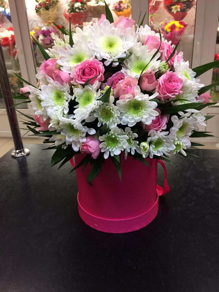 Цветочная композиция из Розы и Хризантемы в шляпной коробке в Красносельское