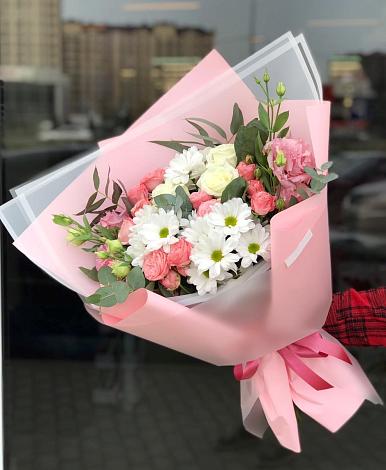Букет цветов из: Розы, Лизиантусы и Хризантемы в Красносельское